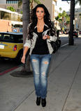 Kim Kardashian (Ким Кардашьян) - Страница 8 Th_00496_kim_kardashian_nail_salon_1_tikipeter_celebritycity_003_123_106lo