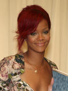 th_58991_RihannasignscopiesofRihannaRihannainNYC27.10.2010_192_122_119lo.jpg