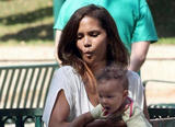 th_42533_A_Day_At_The_Park_With_Halle_Berry_0_Baby_01_122_159lo.jpg