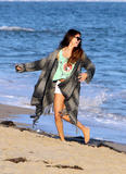 th_42351_Selena_Gomez_at_Ashley_Tisdales_27th_Birthday_Party_on_the_Beach_in_Malibu_July_2_2012_048_122_30lo.jpg