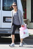 th_78885_Preppie_-_Sandra_Bullock_buying_clothes_for_her_daughter_in_Huntington_Beach_-_Feb._18_2010_338_122_355lo.JPG