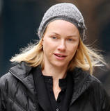 th_71606_Preppie_-_Naomi_Watts_packing_up_the_car_in_New_York_City_-_Jan._15_2010_879_122_361lo.jpg