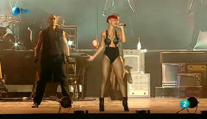 http://img231.imagevenue.com/loc394/th_44659_Rihanna_LiveAtRockinRioMadrid2010_123_394lo.jpg