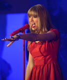 th_46321_Preppie_Taylor_Swift_turns_on_the_Westfield_Christmas_Lights_84_122_498lo.jpg