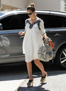 th_41258_Tikipeter_Jessica_Alba_on_her_way_to_a_birthday_lunch_025_123_534lo.jpg