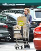 http://img231.imagevenue.com/loc566/th_161623559_Hilary_Shopping_At_Whole_Foods3_122_566lo.jpg
