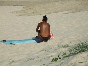 Beach bikini shots of spying girls on the beacht3gvbxvog1.jpg