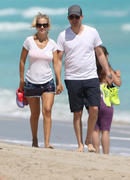 http://img231.imagevenue.com/loc473/th_516224389_Luisana_Lopilato_Michael_Buble_walking_on_Miami_Beach4_122_473lo.jpg
