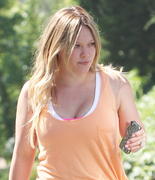 http://img231.imagevenue.com/loc553/th_246075147_Hilary_Duff_Out_in_West_Hollywood5_122_553lo.jpg
