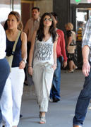 http://img231.imagevenue.com/loc582/th_44685_selena_gomez233_122_582lo.jpg