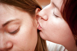 1111-Photos-of-Girls-Kissing-n6jqigaowe.jpg